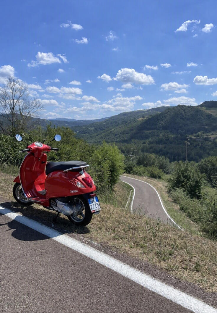 Vespa túra Toszkána ciprusfás útján Vespa túra Emilia-Romagna dombvidékén